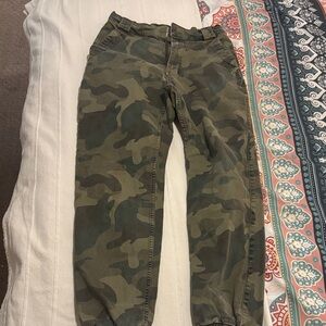 Hollister Green Camouflage Cropped Pants